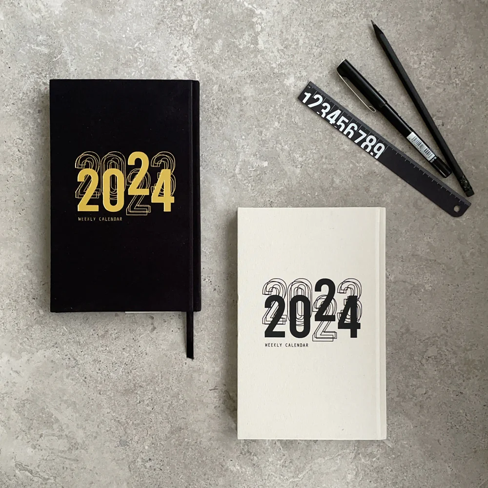 יומן שבועי לשנת 2024-2023 קריניטי KARINITI אפור